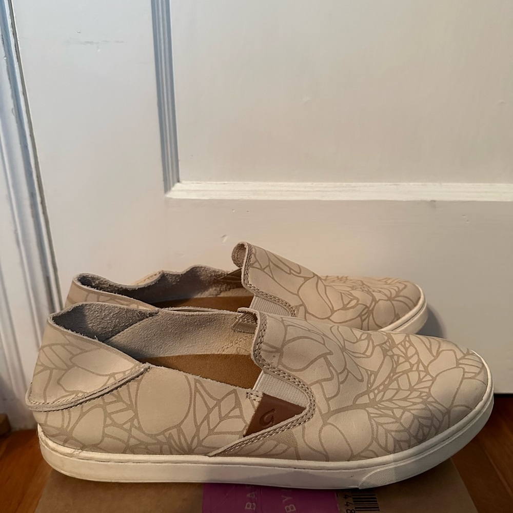 Olukai woman’s summer shoe size 9.5 barely worn